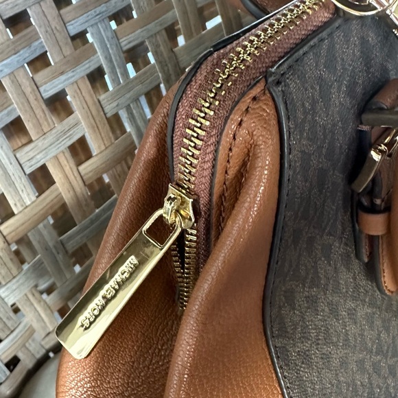 Michael Kors Handbag never used but no tags. - Picture 9 of 17
